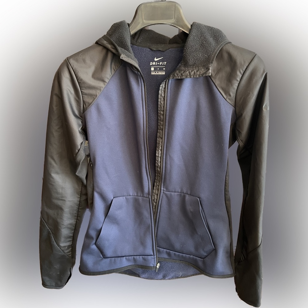 NIKE DRY FIT WOMAN’S Zippered jacket. Size small. Navy and black